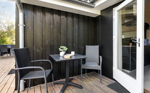 Soeren - 300M from the Sea: Hout, Huis, Veranda, Dek, Hardwood, Dak, Beits, Houten Vloer, Eco Hotel