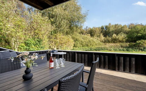 Soeren - 300M from the Sea: Hout, Huis, Veranda, Dek, Hardwood, Dak, Beits, Houten Vloer, Eco Hotel