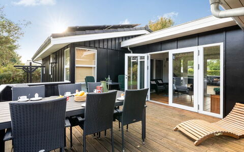 Soeren - 300M from the Sea: Hout, Huis, Veranda, Dek, Hardwood, Dak, Beits, Houten Vloer, Eco Hotel