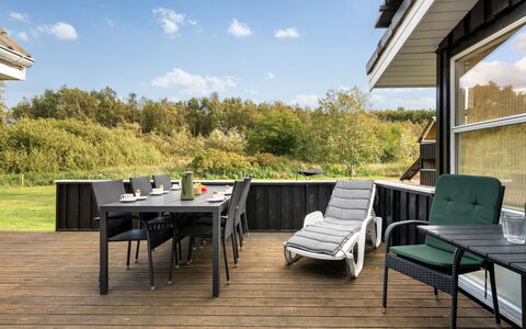 Soeren - 300M from the Sea: Hout, Huis, Veranda, Dek, Hardwood, Dak, Beits, Houten Vloer, Eco Hotel