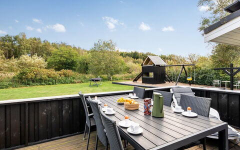 Soeren - 300M from the Sea: Hout, Huis, Veranda, Dek, Hardwood, Dak, Beits, Houten Vloer, Eco Hotel