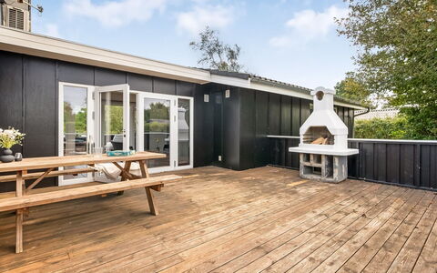 Soeren - 300M from the Sea: Hout, Huis, Veranda, Dek, Hardwood, Dak, Beits, Houten Vloer, Eco Hotel