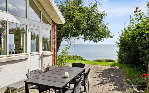 Bryngeir - 25M from the Sea: Flooring, Muur, Verdieping, Interieur Ontwerp, Hout, Plafond, Houten Vloer, Verlichting, Meubilair, Laminaatvloer