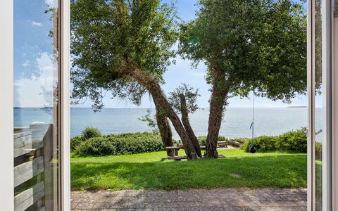 Bryngeir - 25M from the Sea: Flooring, Muur, Verdieping, Interieur Ontwerp, Hout, Plafond, Houten Vloer, Verlichting, Meubilair, Laminaatvloer
