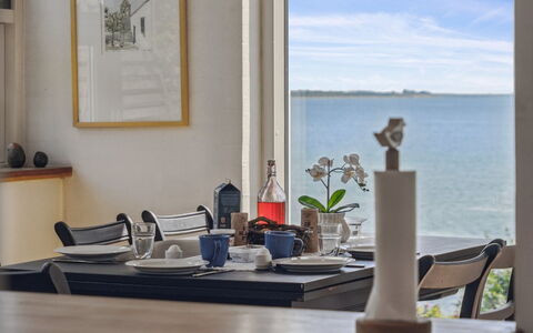 Bryngeir - 25M from the Sea: Flooring, Muur, Verdieping, Interieur Ontwerp, Hout, Plafond, Houten Vloer, Verlichting, Meubilair, Laminaatvloer