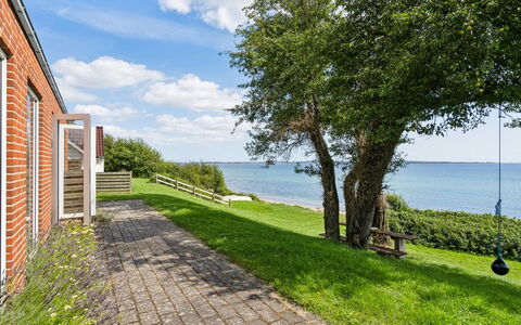 Bryngeir - 25M from the Sea: Flooring, Muur, Verdieping, Interieur Ontwerp, Hout, Plafond, Houten Vloer, Verlichting, Meubilair, Laminaatvloer
