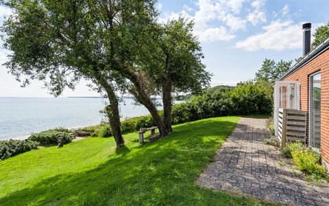 Bryngeir - 25M from the Sea: Flooring, Muur, Verdieping, Interieur Ontwerp, Hout, Plafond, Houten Vloer, Verlichting, Meubilair, Laminaatvloer