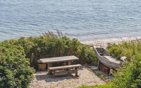 Bryngeir - 25M from the Sea: Flooring, Muur, Verdieping, Interieur Ontwerp, Hout, Plafond, Houten Vloer, Verlichting, Meubilair, Laminaatvloer