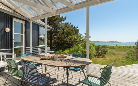 Klint - 25M from the Sea: Dak, Huis, Deur, Verblijf, Schaduw, Siding, Werf, Landgoed, Backyard