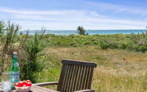 Klint - 25M from the Sea: Dak, Huis, Deur, Verblijf, Schaduw, Siding, Werf, Landgoed, Backyard