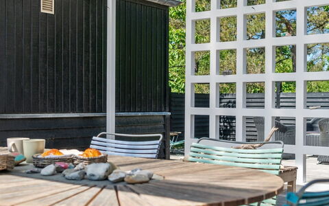 Klint - 25M from the Sea: Dak, Huis, Deur, Verblijf, Schaduw, Siding, Werf, Landgoed, Backyard
