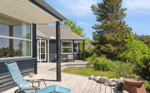 Klint - 25M from the Sea: Dak, Huis, Deur, Verblijf, Schaduw, Siding, Werf, Landgoed, Backyard