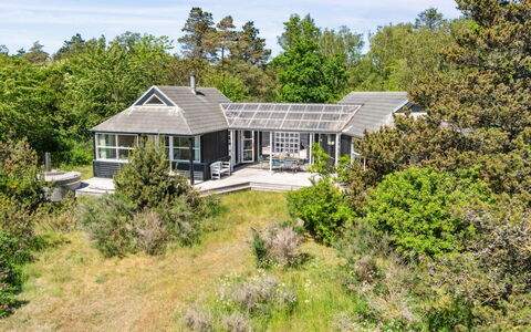 Klint - 25M from the Sea: Dak, Huis, Deur, Verblijf, Schaduw, Siding, Werf, Landgoed, Backyard