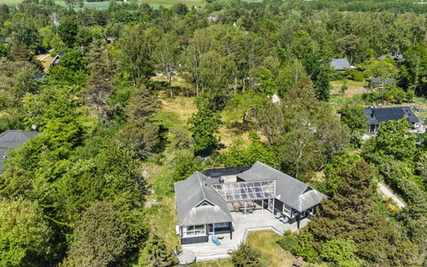 Klint - 25M from the Sea: Dak, Huis, Deur, Verblijf, Schaduw, Siding, Werf, Landgoed, Backyard