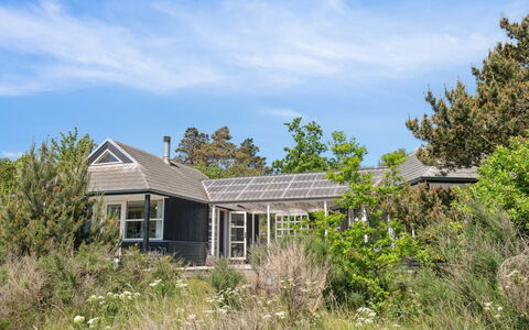 Klint - 25M from the Sea: Dak, Huis, Deur, Verblijf, Schaduw, Siding, Werf, Landgoed, Backyard