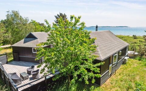Klint - 25M from the Sea: Dak, Huis, Deur, Verblijf, Schaduw, Siding, Werf, Landgoed, Backyard