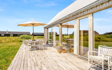 Onni - 250M from the Sea: Huis, Huis, Dak, Woongebied, Verblijf, Landgoed, Boerderij, Gazon, Landscaping, Siding