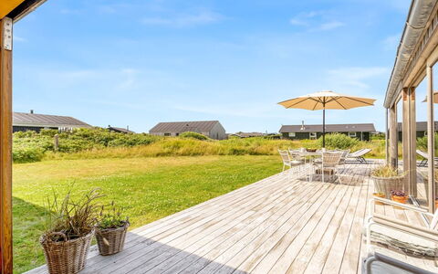 Onni - 250M from the Sea: Huis, Huis, Dak, Woongebied, Verblijf, Landgoed, Boerderij, Gazon, Landscaping, Siding