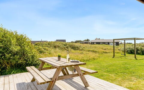 Onni - 250M from the Sea: Huis, Huis, Dak, Woongebied, Verblijf, Landgoed, Boerderij, Gazon, Landscaping, Siding