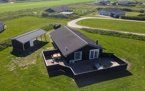 Winona - 600M from the Sea: Meubilair, Interieur Ontwerp, Appartement, Flooring, Verdieping, Tafel, Stoel, Kamer, Huis, Keuken En Eettafel