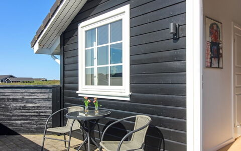 Winona - 600M from the Sea: Meubilair, Interieur Ontwerp, Appartement, Flooring, Verdieping, Tafel, Stoel, Kamer, Huis, Keuken En Eettafel