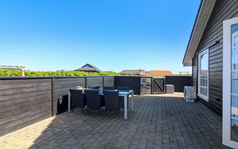 Winona - 600M from the Sea: Meubilair, Interieur Ontwerp, Appartement, Flooring, Verdieping, Tafel, Stoel, Kamer, Huis, Keuken En Eettafel