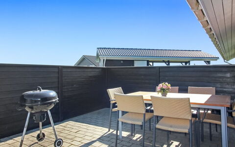 Winona - 600M from the Sea: Meubilair, Interieur Ontwerp, Appartement, Flooring, Verdieping, Tafel, Stoel, Kamer, Huis, Keuken En Eettafel