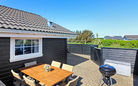 Winona - 600M from the Sea: Meubilair, Interieur Ontwerp, Appartement, Flooring, Verdieping, Tafel, Stoel, Kamer, Huis, Keuken En Eettafel