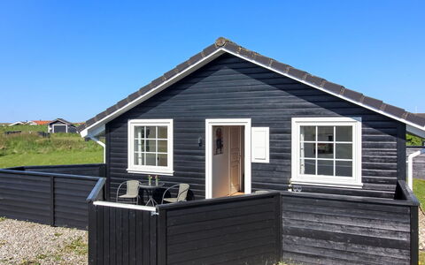 Winona - 600M from the Sea: Meubilair, Interieur Ontwerp, Appartement, Flooring, Verdieping, Tafel, Stoel, Kamer, Huis, Keuken En Eettafel