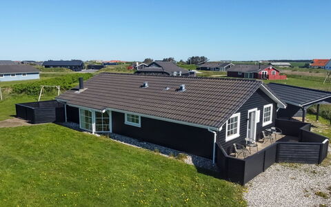 Winona - 600M from the Sea: Meubilair, Interieur Ontwerp, Appartement, Flooring, Verdieping, Tafel, Stoel, Kamer, Huis, Keuken En Eettafel
