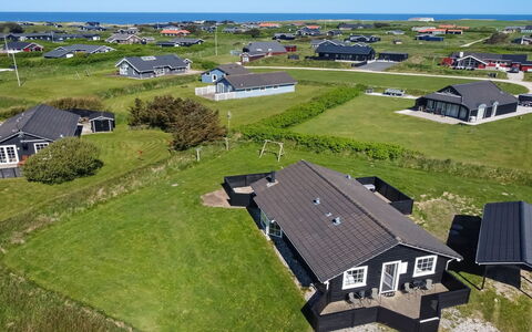 Winona - 600M from the Sea: Meubilair, Interieur Ontwerp, Appartement, Flooring, Verdieping, Tafel, Stoel, Kamer, Huis, Keuken En Eettafel