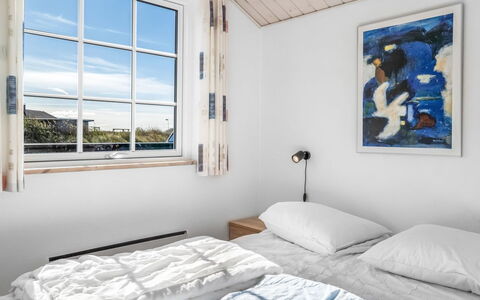 Winona - 600M from the Sea: Huis, Slaapkamer, Schuifraam, Daylighting, Bedding, Bed, Verf, Laken