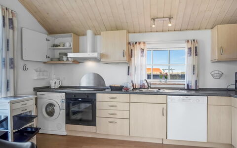 Winona - 600M from the Sea: Hout, Flooring, Verdieping, Meubilair, Interieur Ontwerp, Plafond, Keuken, Huis, Countertop, Wastafel