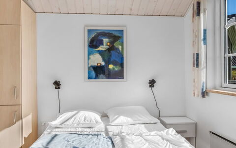 Winona - 600M from the Sea: Muur, Slaapkamer, Interieur Ontwerp, Hout, Bed, Plafond, Laken, Verdieping, Meubilair, Kamer