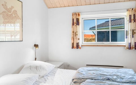 Winona - 600M from the Sea: Hout, Huis, Slaapkamer, Deur, Verblijf, Plafond, Bed, Daylighting, Schuifraam, Bedding