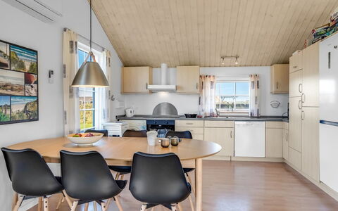 Winona - 600M from the Sea: Hout, Interieur Ontwerp, Plafond, Keuken En Eettafel, Huis, Meubilair, Stoel, Woonkamer, Eetkamer, Houten Vloer