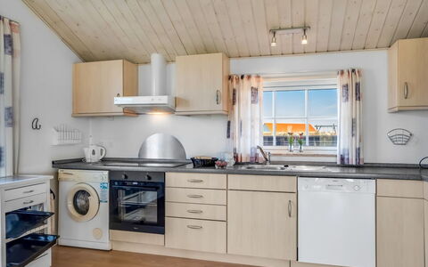 Winona - 600M from the Sea: Hout, Flooring, Verdieping, Interieur Ontwerp, Plafond, Keuken, Meubilair, Wastafel, Countertop, Loodgieterswerkinrichting