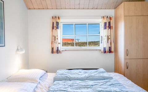 Winona - 600M from the Sea: Huis, Slaapkamer, Daylighting, Bed, Linens, Hotel, Bedding