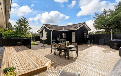 Ani - 700M from the Sea: Hout, Huis, Veranda, Dek, Hardwood, Dak, Beits, Houten Vloer, Eco Hotel