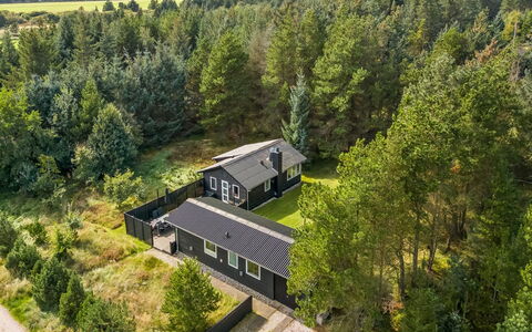 Josina - 1.3Km from the Sea: Bergachtig Landvormen, Berg, Heuvel, Bergketen, Heuvel Station, Menselijke Nederzetting, Stedelijk Ontwerp, Alpen, Vallei, Top