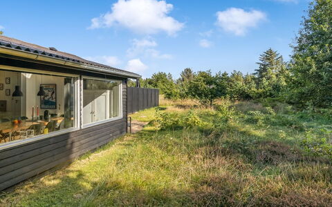 Josina - 1.3Km from the Sea: Bergachtig Landvormen, Berg, Heuvel, Bergketen, Heuvel Station, Menselijke Nederzetting, Stedelijk Ontwerp, Alpen, Vallei, Top