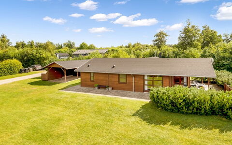 Yngve - 3.5Km from the Sea: Blauw, Struik, Verblijf, Groundcover, Tuin, Landgoed, Schaduw, Landscaping, Boerderij, Eco Hotel