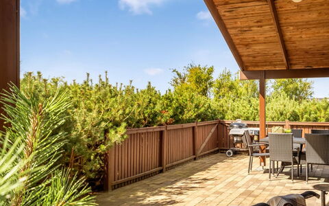 Yngve - 3.5Km from the Sea: Blauw, Struik, Verblijf, Groundcover, Tuin, Landgoed, Schaduw, Landscaping, Boerderij, Eco Hotel