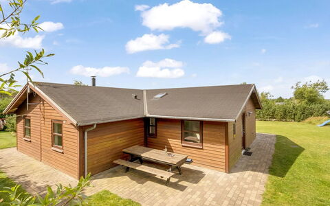 Yngve - 3.5Km from the Sea: Blauw, Struik, Verblijf, Groundcover, Tuin, Landgoed, Schaduw, Landscaping, Boerderij, Eco Hotel