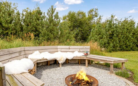 Yngve - 3.5Km from the Sea: Blauw, Struik, Verblijf, Groundcover, Tuin, Landgoed, Schaduw, Landscaping, Boerderij, Eco Hotel