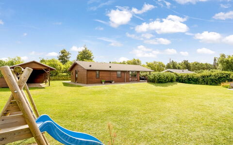 Yngve - 3.5Km from the Sea: Blauw, Struik, Verblijf, Groundcover, Tuin, Landgoed, Schaduw, Landscaping, Boerderij, Eco Hotel