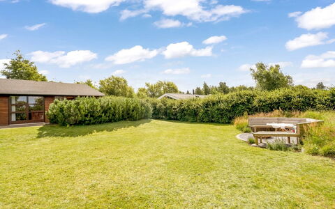 Yngve - 3.5Km from the Sea: Blauw, Struik, Verblijf, Groundcover, Tuin, Landgoed, Schaduw, Landscaping, Boerderij, Eco Hotel
