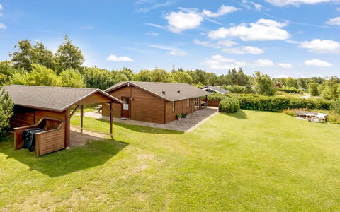 Yngve - 3.5Km from the Sea: Blauw, Struik, Verblijf, Groundcover, Tuin, Landgoed, Schaduw, Landscaping, Boerderij, Eco Hotel