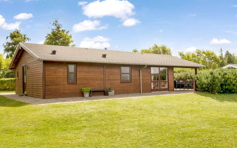 Yngve - 3.5Km from the Sea: Blauw, Struik, Verblijf, Groundcover, Tuin, Landgoed, Schaduw, Landscaping, Boerderij, Eco Hotel