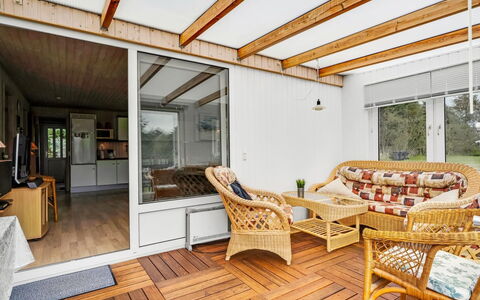 Gisella - 900M from the Sea: Hout, Flooring, Verdieping, Interieur Ontwerp, Meubilair, Huis, Plafond, Houten Vloer, Deur, Veranda